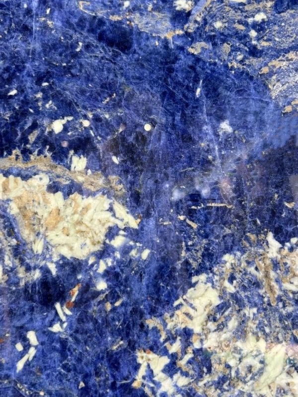 Dalle de quartz sodalite bleue au trésor naturel